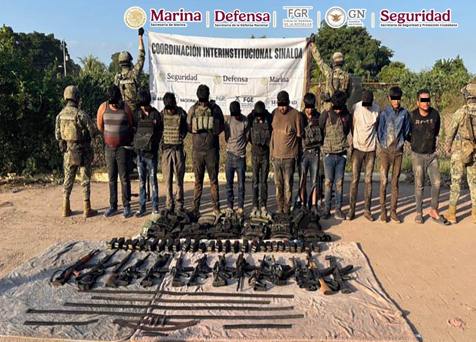 Tras repeler una agresión, autoridades federales detienen a 13 hombres con armamento y vehículos en Sinaloa